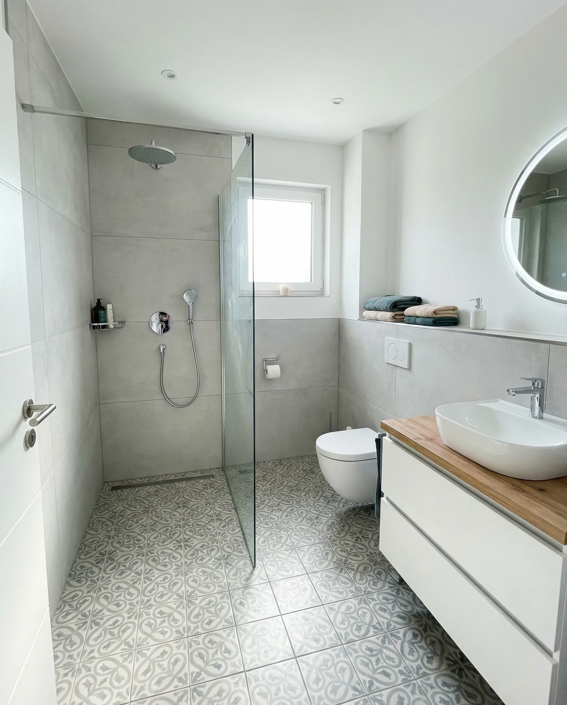 Modernes Badezimmer mit Akzentwand