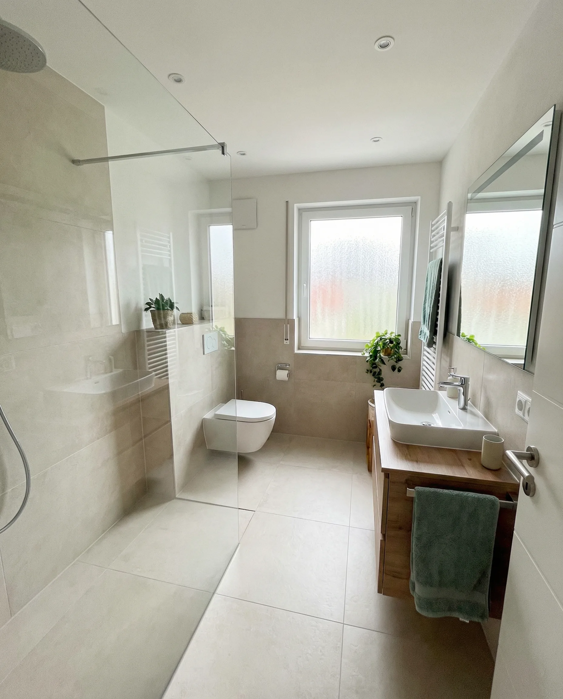 Elegantes Gäste-WC mit dunklen Fliesen