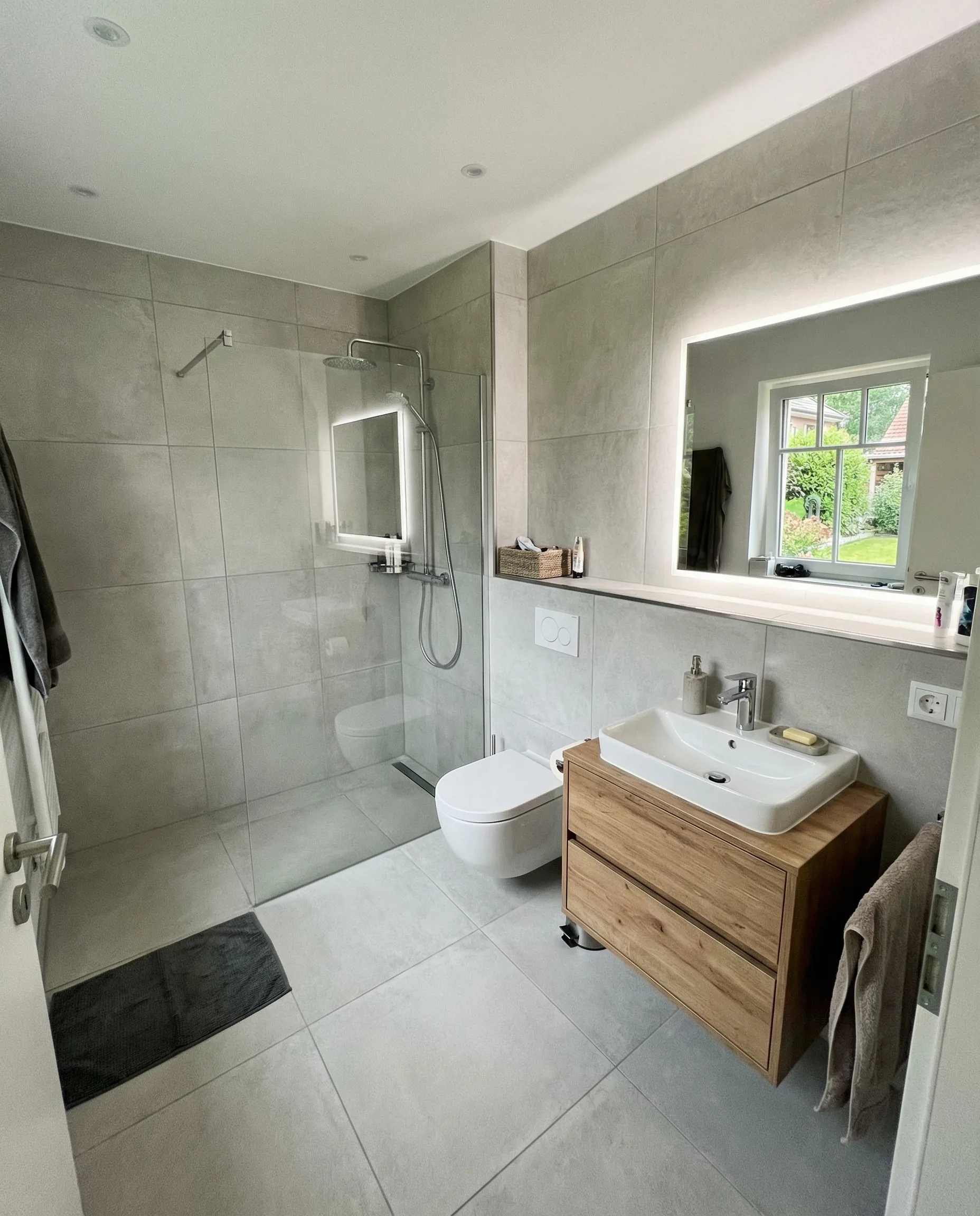 Begehbare Dusche mit Schieferoptik-Fliesen